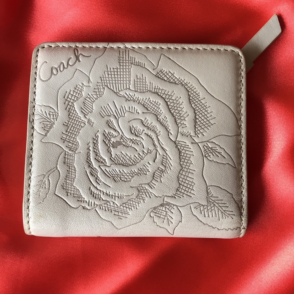 Coach Metallic Rose Embossed Leather Compact Wallet, Rare 2000’s - Picture 15 of 16